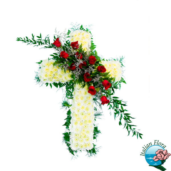 Croce funebre con rose rosse e fiori bianchi per condoglianze